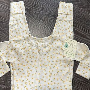 Sapling baby chamomile zipper front waffle knit.  Sz 3-6m 100% cotton, NWTS